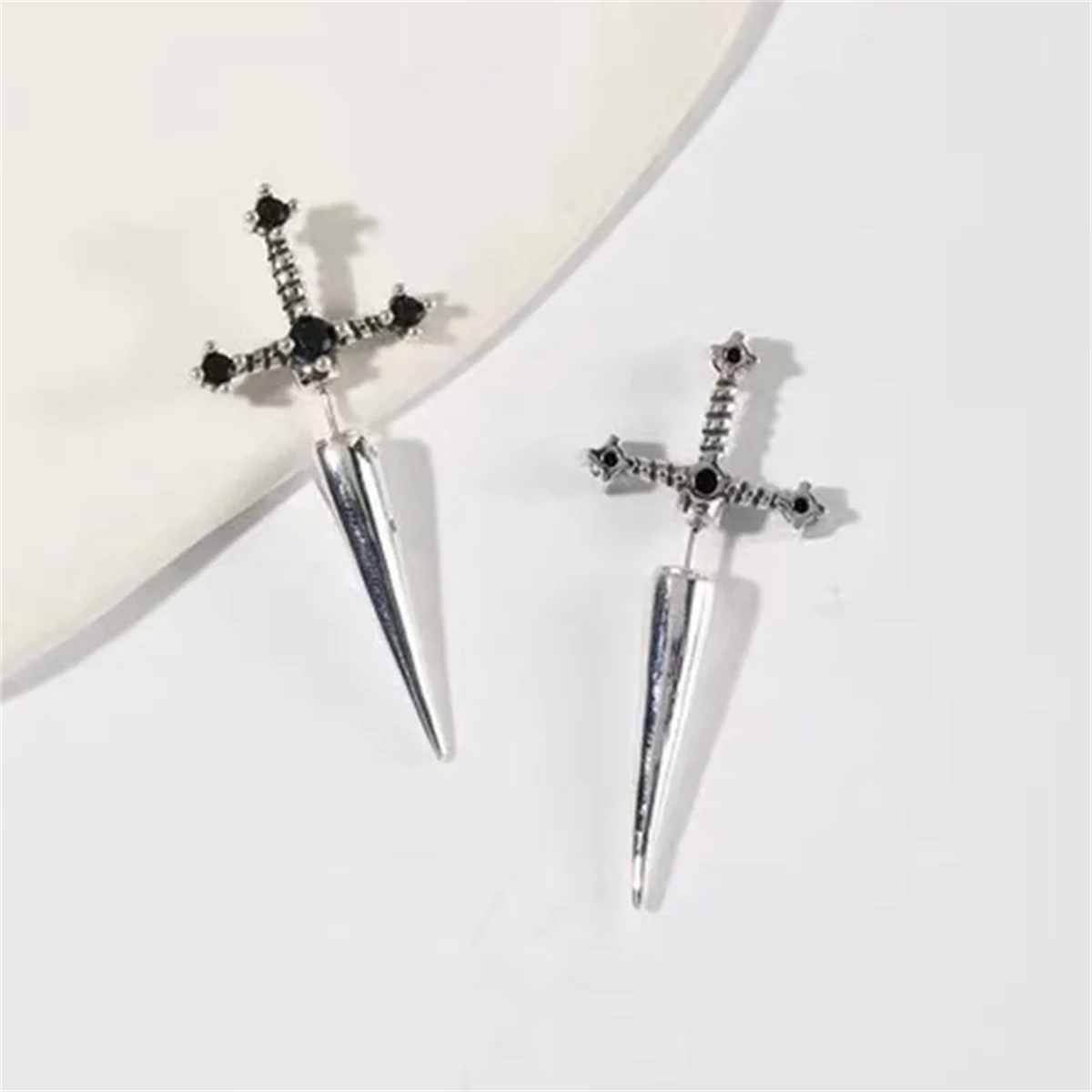 2 orecchini a bottone con spad - Body Jewelry Goth recensione e prezzo
