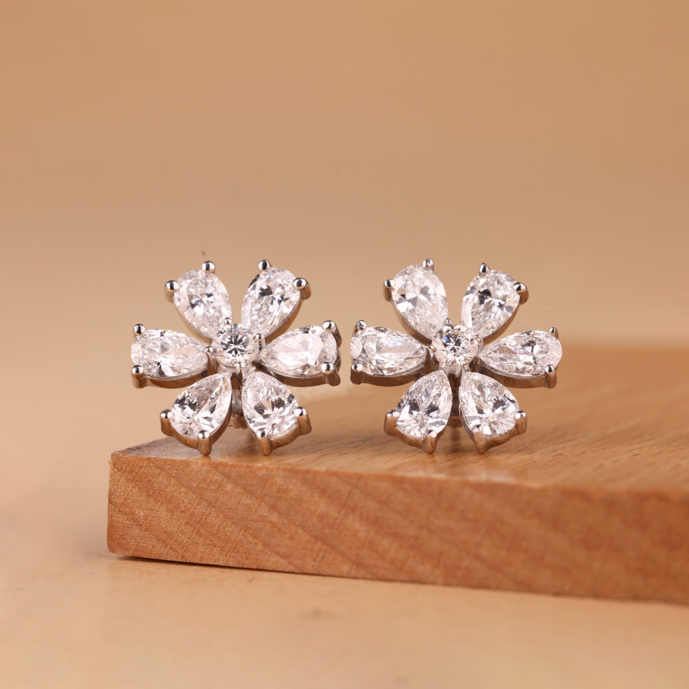 Orecchini a lobo con fiore a g - Cluster Stud Ear recensione e prezzo