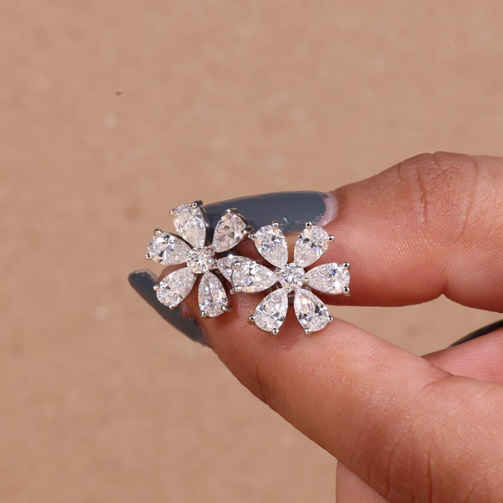Orecchini a lobo con fiore a g - Cluster Stud Ear recensione e prezzo
